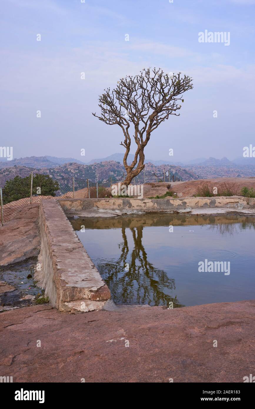 Un estanque en el templo de Hanuman en Hampi Foto de stock