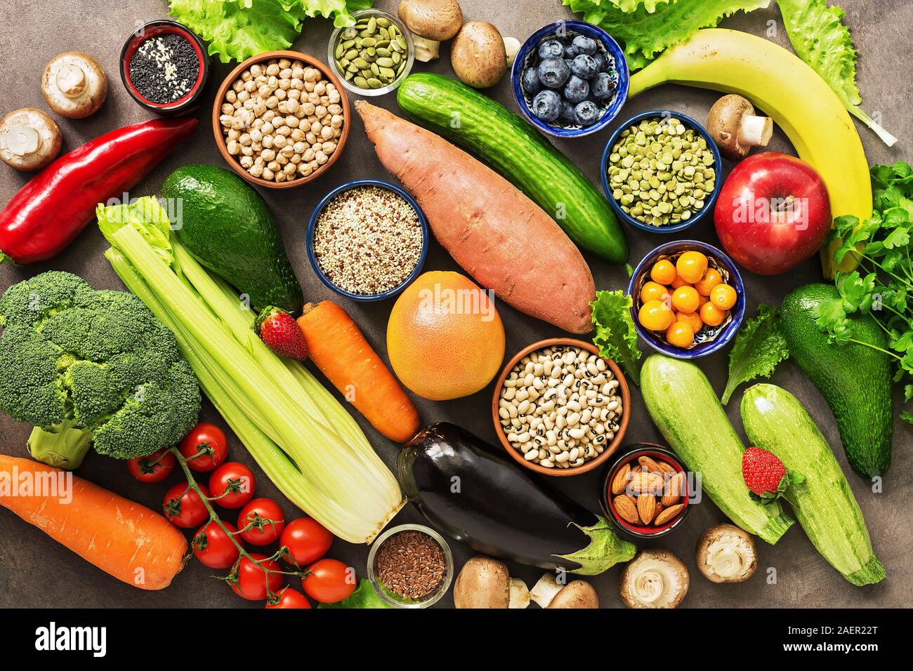 Comida sana para un vegetariano o vegano platos. Alimentos ricos en antioxidantes y vitaminas. Nutrición, dieta, concepto de comida limpio. Las verduras, las frutas, el berr Foto de stock