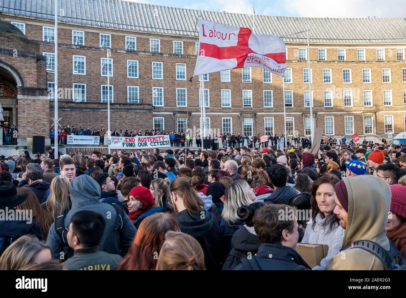 Bristol, Reino Unido, 9 dic, 2019. Jeremy Corbyn partidarios están representadas como escuchan discursos en un mitin del partido laborista en College Green, Bristol. Foto de stock