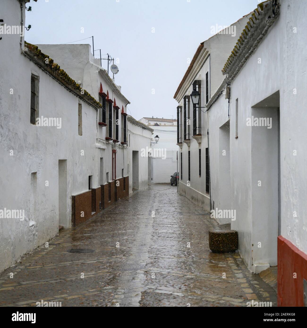 Las paredes de estuco de casas blancas a lo largo de callejón en Carmona,  Sevilla, provincia de Sevilla, España Fotografía de stock - Alamy