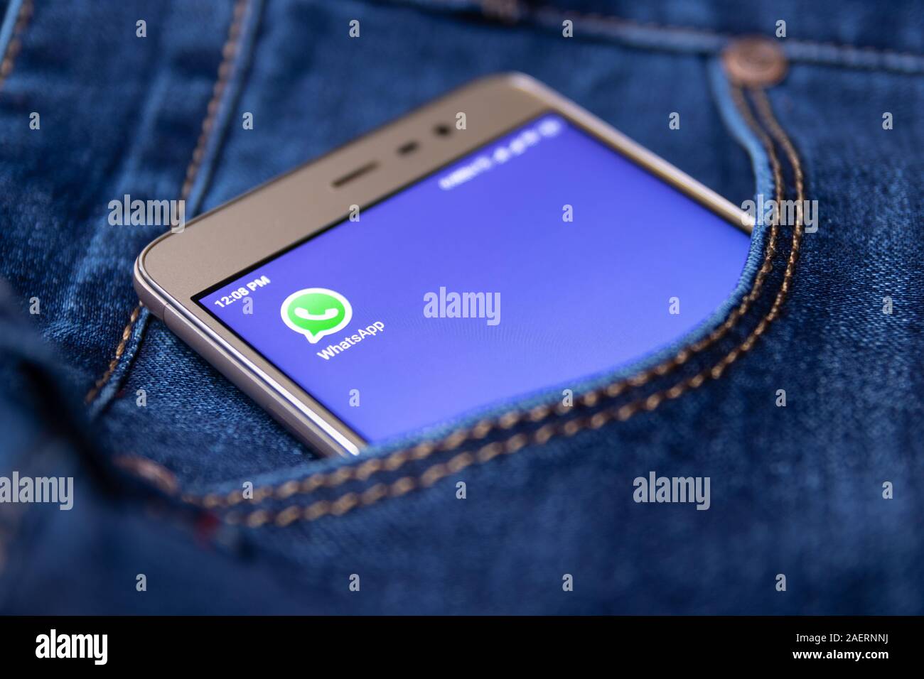 Whatsapp icono en la pantalla del smartphone en el bolsillo de los pantalones vaqueros. Cheboksary, Rusia, 02/17/2019 Foto de stock