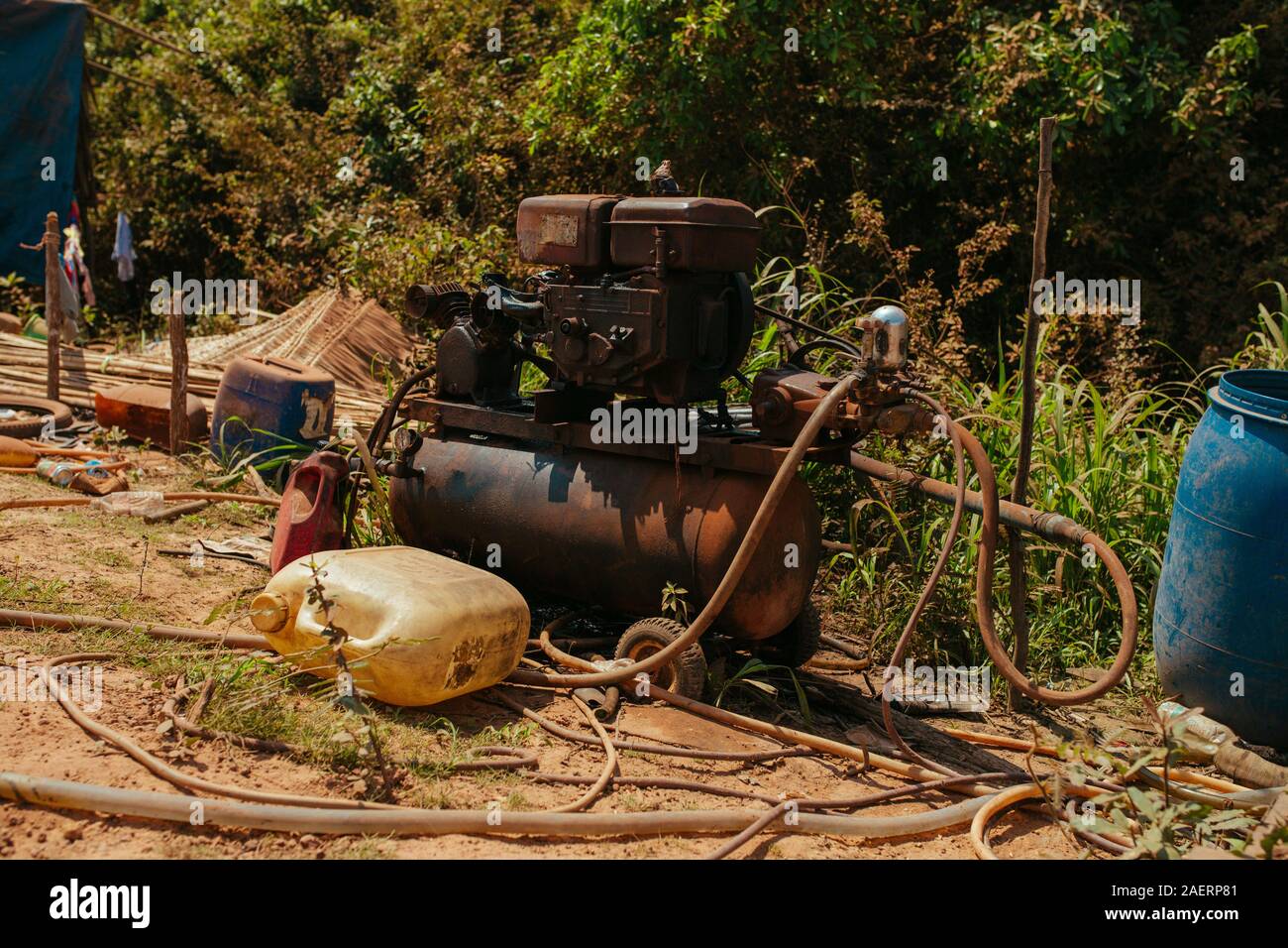 Compresor de aire oxidado viejo en el pueblo camboyano Fotografía de