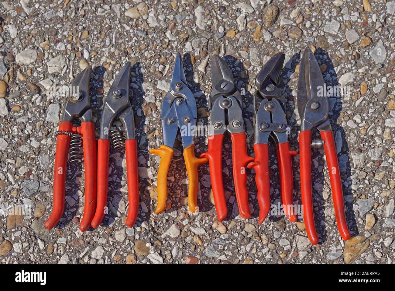 Diversas herramientas alicates de corte de chapa por los tijeretazos de  estaño Fotografía de stock - Alamy