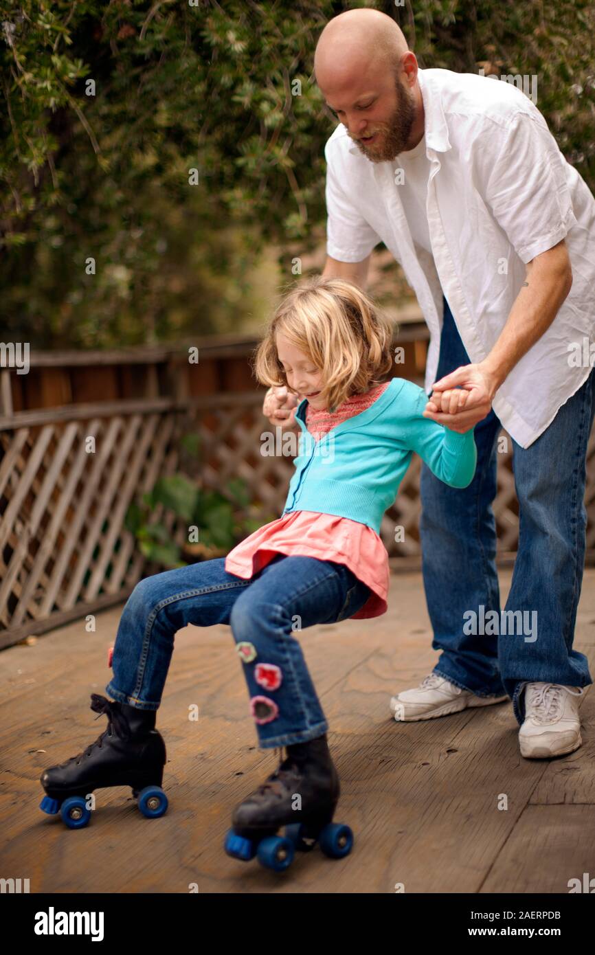 Niña aprendiendo a patines en el parque soleado de verano. Un niño llevaba  protección rodilleras y coderas, muñequeras y casco de seguridad SEGURO DE  ROLLE Fotografía de stock - Alamy