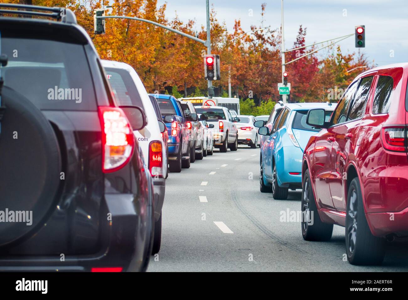 Por la tarde el tráfico pesado en Mountain View, Silicon Valley, California; los coches se pararon en un semáforo Foto de stock