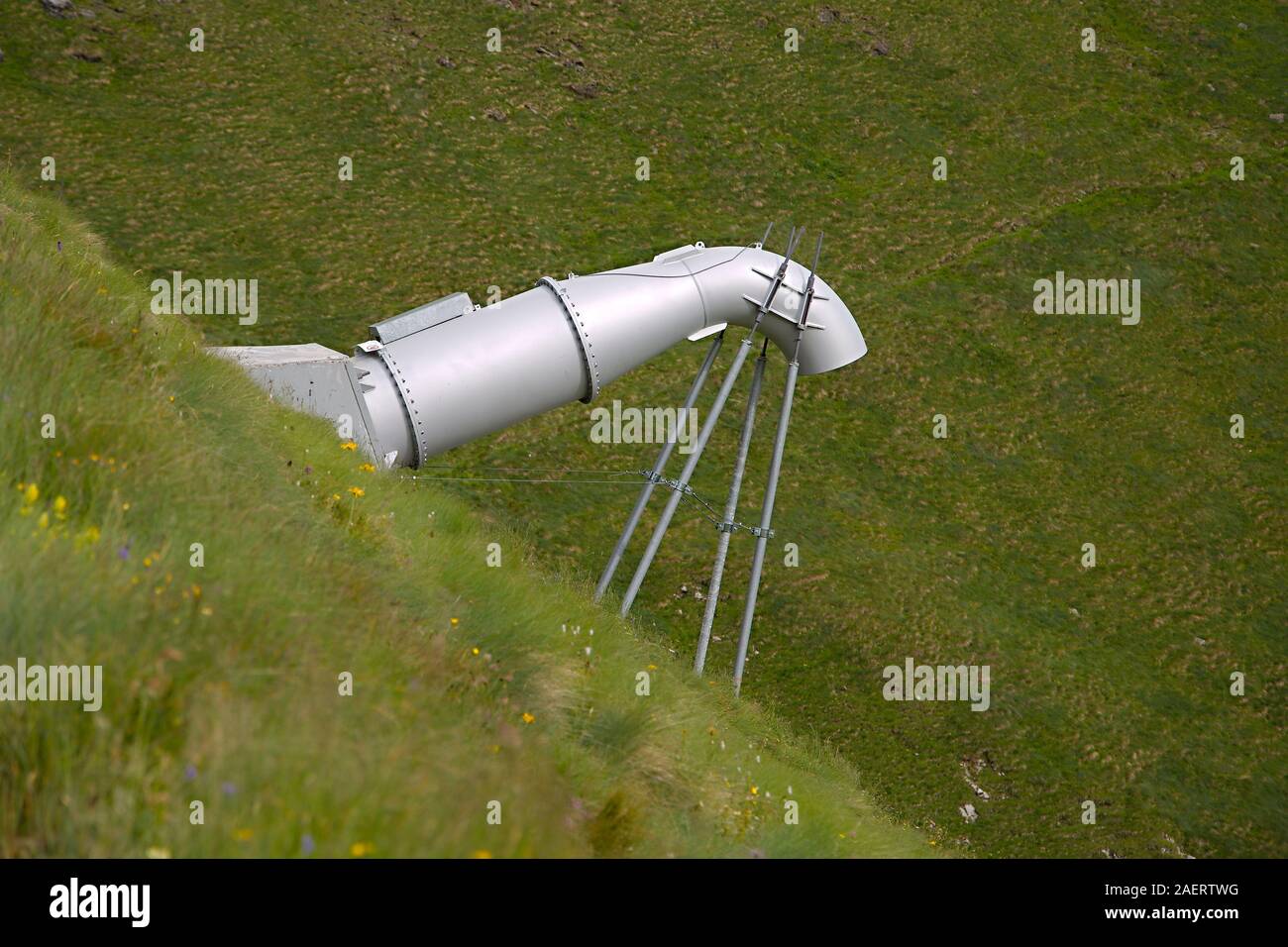 Avalanch Disparador tubo de gas en las montañas Foto de stock