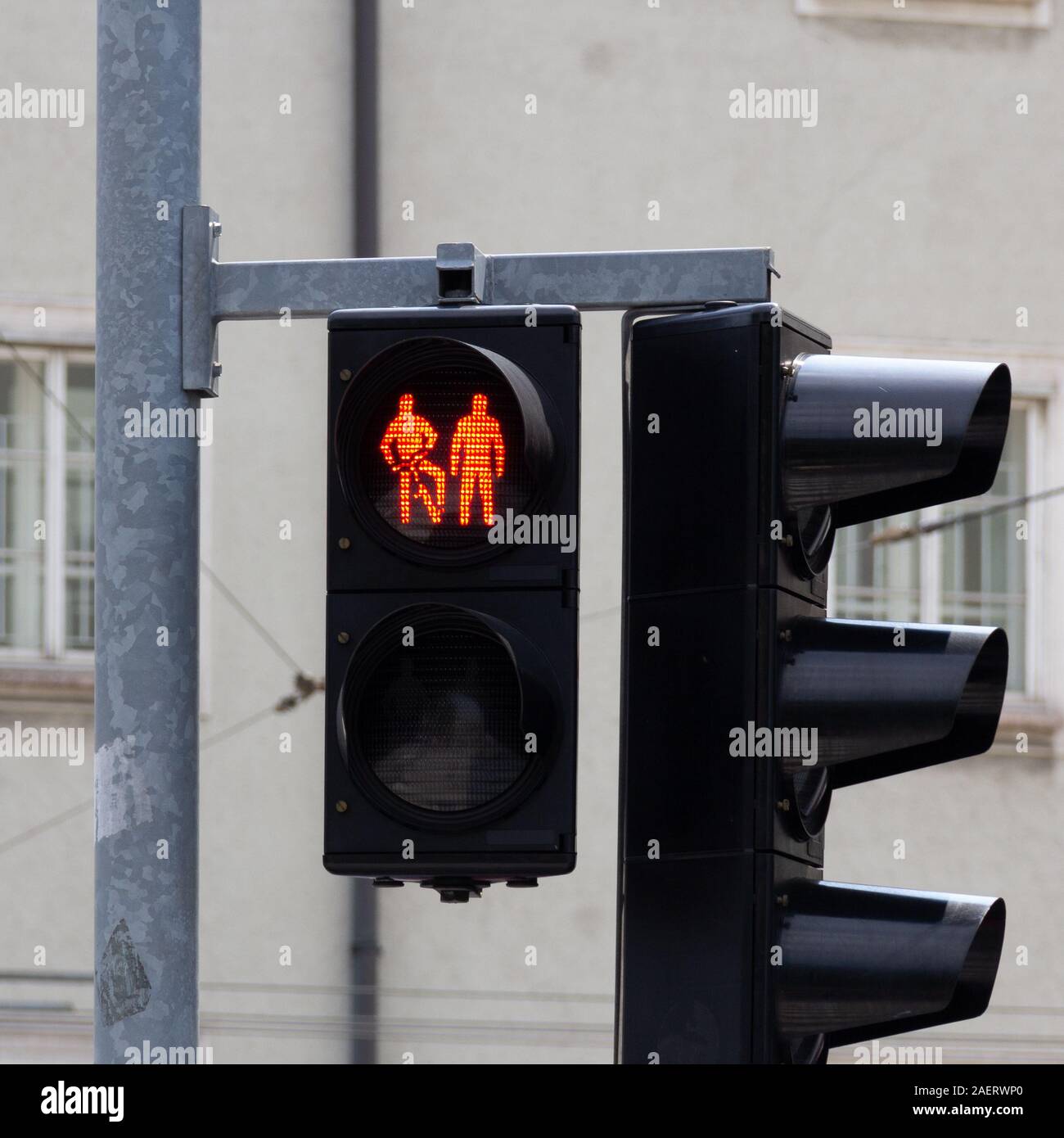 Un semáforo en rojo muestra la imagen combinada para bicicletas y peatones en Viena, Austria. Foto de stock