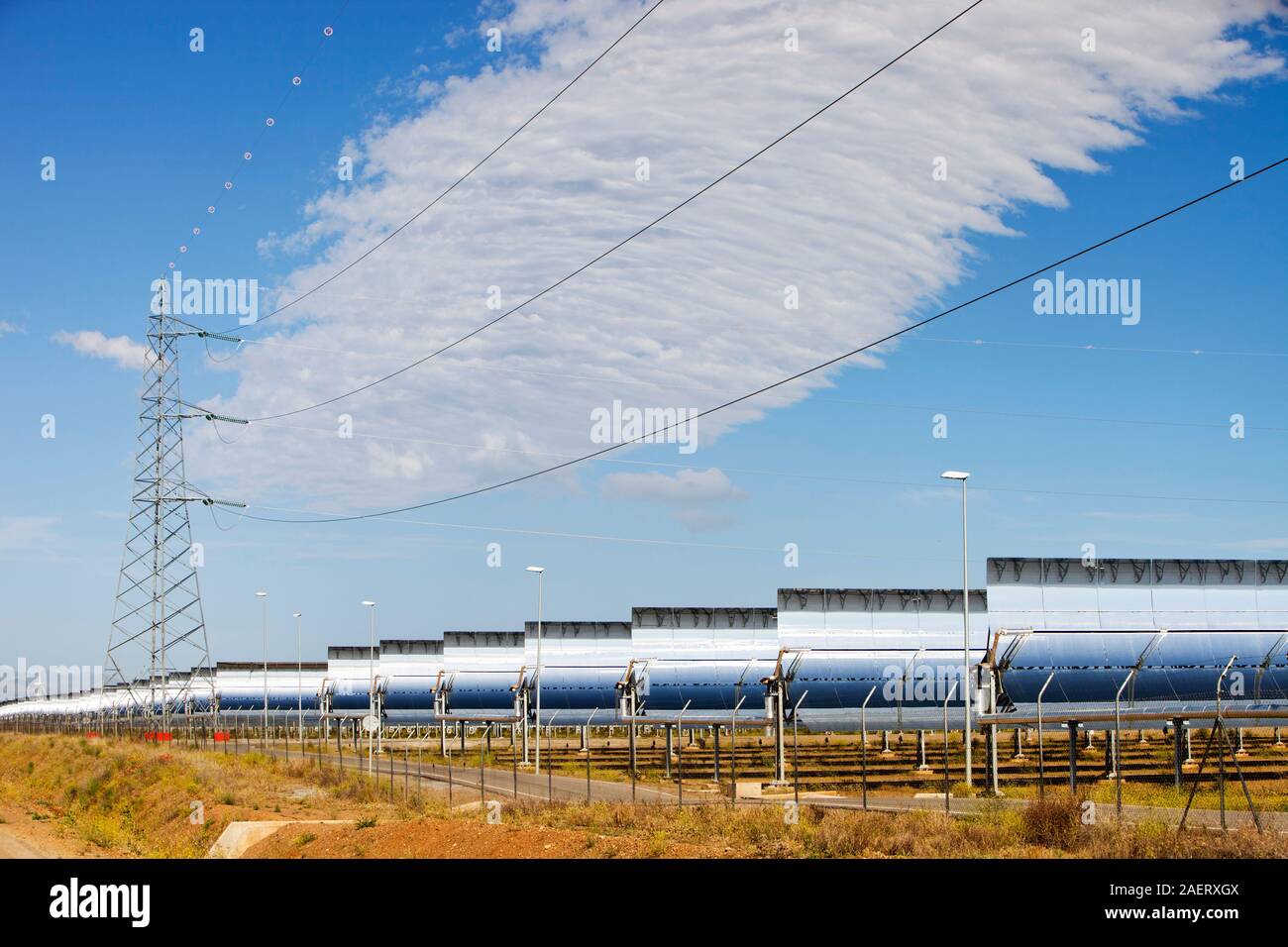 La estación de energía solar Andasol, cerca de Guadix, en Andalucía, España, es la primera y más grande de colectores cilindro parabólicos térmica solar Power Station. Era Foto de stock