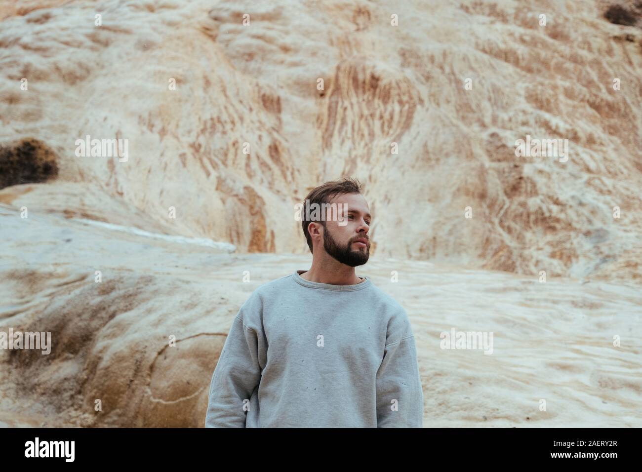 Turismo en las montañas de Georgia, el hombre con barba en jersey blanco  Fotografía de stock - Alamy