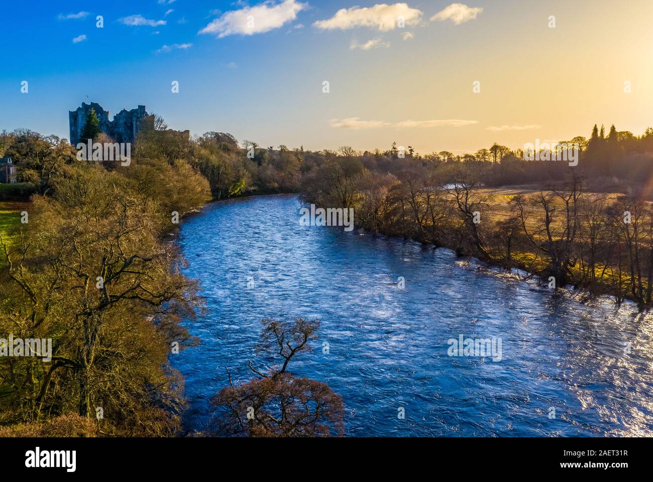 Un río y castillo en Escocia en la hermosa luz matutina Foto de stock