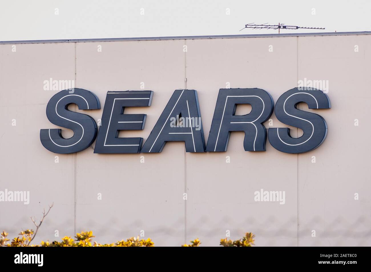 25 Aug, 2019 Pleasanton / CA / USA - Sears logotipo en la fachada de uno de sus grandes almacenes; varias tiendas Sears están programadas para cerrar como resultado Foto de stock