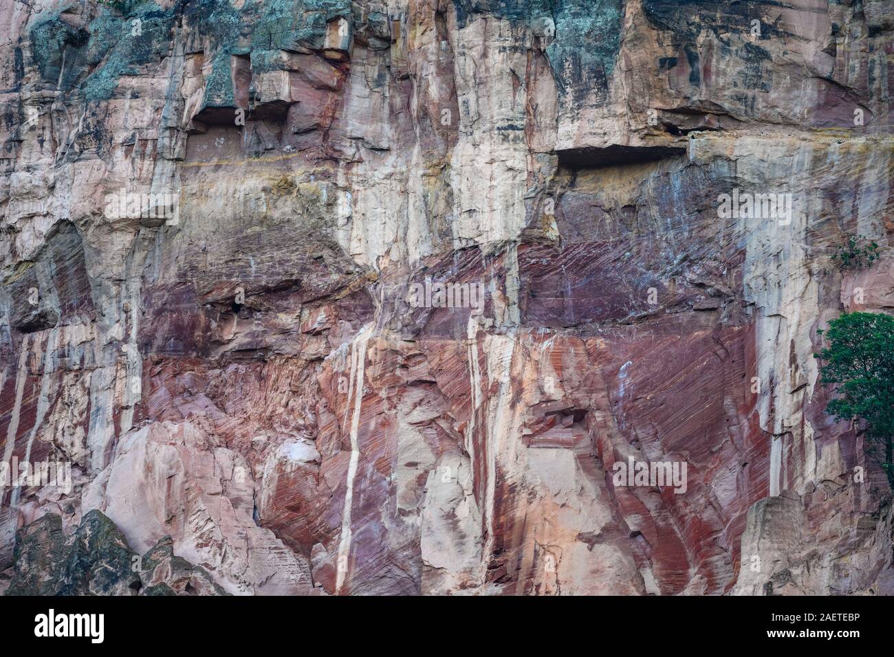 Capas de roca arenisca coloridas con truncar crossbeds debido a la erosión, expuestos en las paredes de roca de Chapada. Tocantins, Brasil, América del Sur. Foto de stock