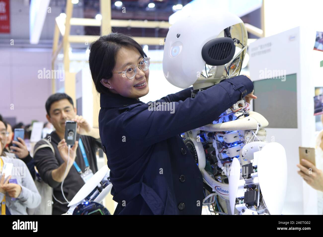 Una persona que abraza el abrazo impresos en 3D robot Roboy en la Segunda  Internacional China Importar Expo (CIIE) en Shanghai, China, 8 de noviembre  de 2019. Roboy, huma Fotografía de stock - Alamy