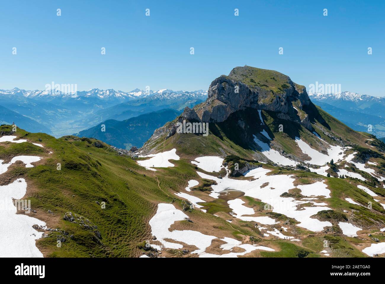 Paisaje de montaña con restos de nieve, cumbre Haidachstellwand, 5-cumbre via ferrata, senderismo en las montañas Rofan, Tirol, Austria Foto de stock