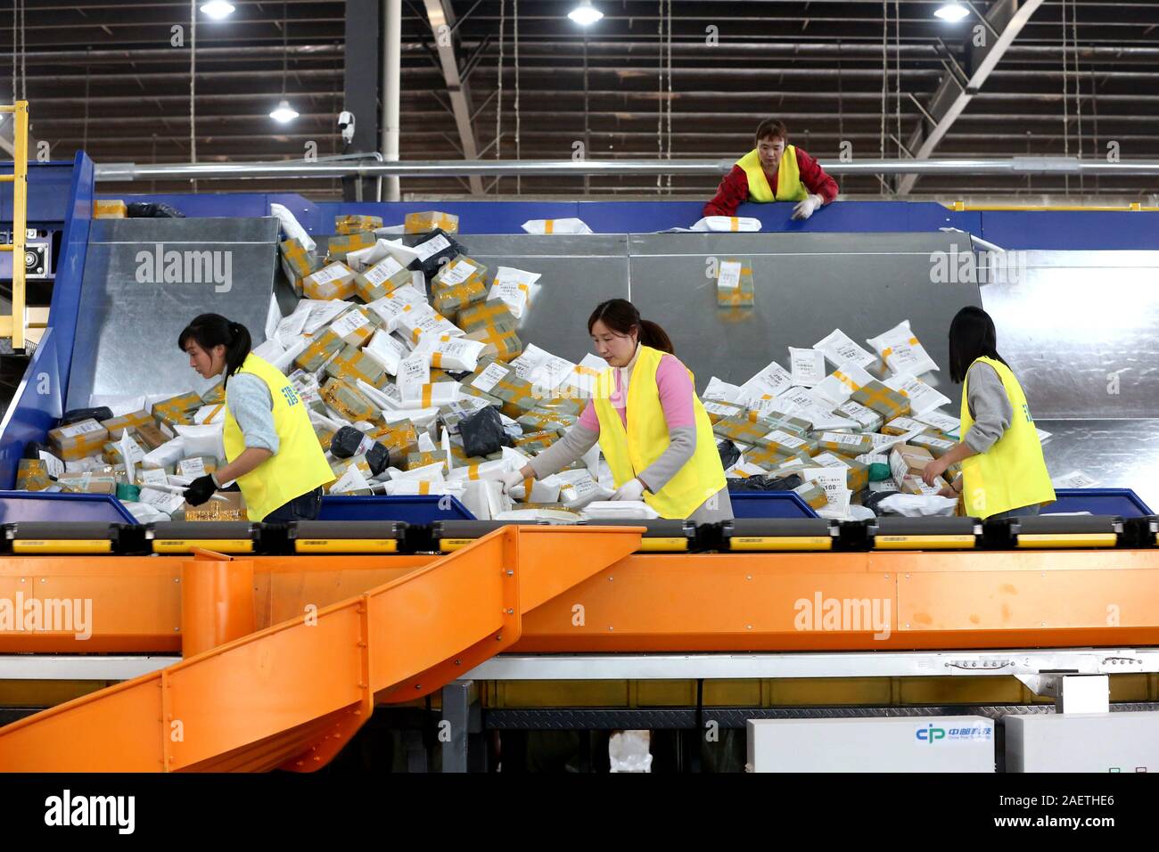 Los trabajadores de la EMS (Express Mail Service) centro de logística clasificar paquetes como doble entrega 11 picos en Huai'an, al este de la ciudad de la provincia de Jiangsu de China Foto de stock