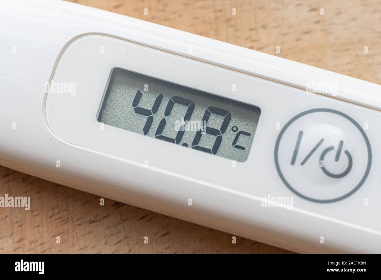 Vista macro del termómetro que muestra la temperatura alta, conceptos de  enfermedad Fotografía de stock - Alamy