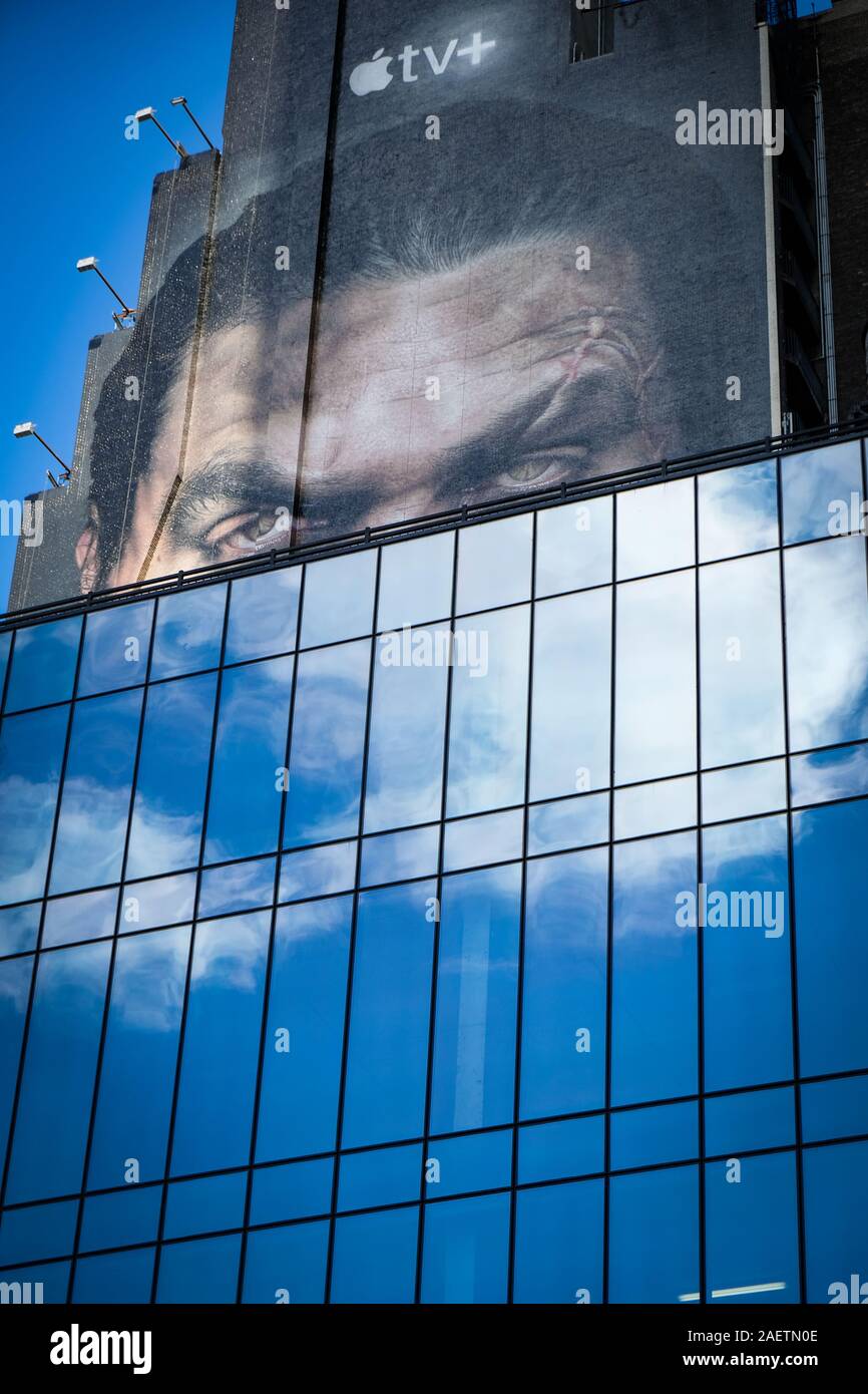 Apple TV gigante de publicidad para ver la serie con Jason Momoa, sobre la construcción de la ciudad de Nueva York en Manhattan. Foto de stock
