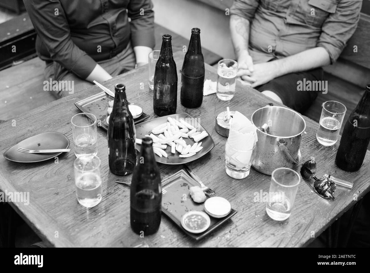 Plato de patatas fritas y botellas de cerveza sobre la mesa de madera como  concepto colgantes Fotografía de stock - Alamy