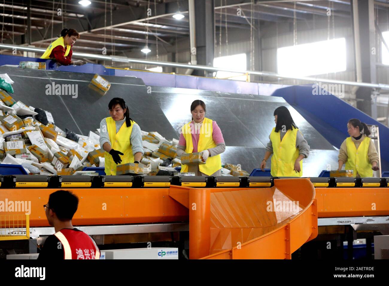 Los trabajadores de la EMS (Express Mail Service) centro de logística clasificar paquetes como doble entrega 11 picos en Huai'an, al este de la ciudad de la provincia de Jiangsu de China Foto de stock
