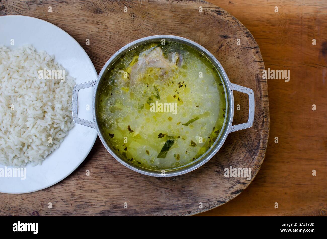 Tradicional comida panameña conocida como 'Sancocho' o sopa de pollo acompañados con 'arroz blanco' o el arroz blanco. Foto de stock