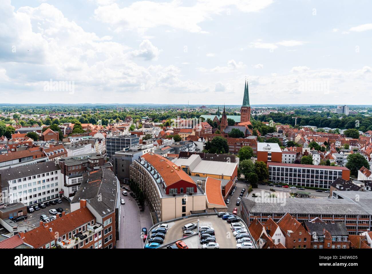 Lubeck, Alemania - 3 de agosto, 2019: Vista aérea del centro histórico de la ciudad hanseatica Foto de stock