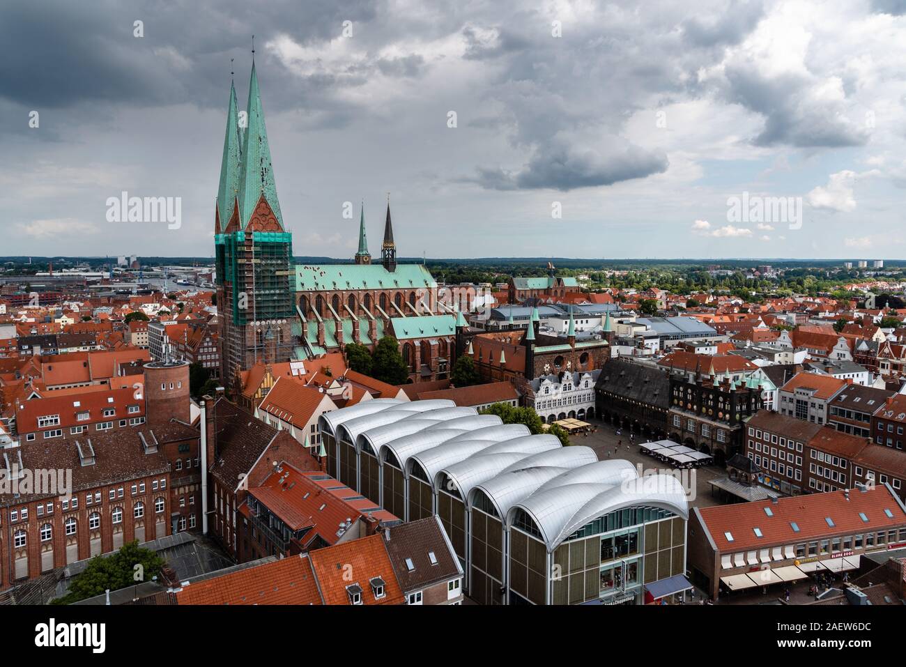 Lubeck, Alemania - 3 de agosto, 2019: Vista aérea del centro histórico de la ciudad hanseatica Foto de stock