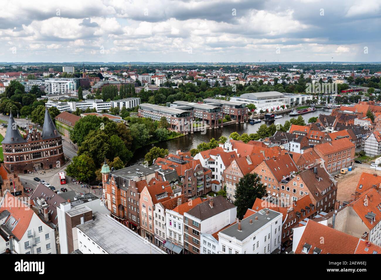 Lubeck, Alemania - 3 de agosto, 2019: Vista aérea del centro histórico de la ciudad hanseatica Foto de stock