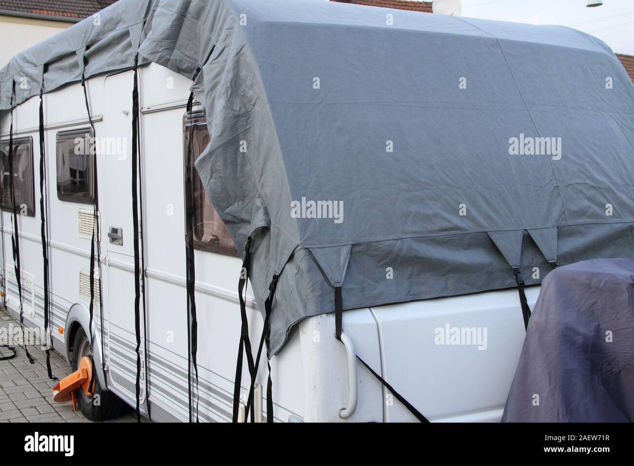 Una caravana con una lona gris Fotografía de stock - Alamy