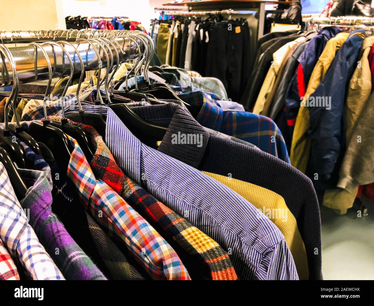 Colgadores de ropa para tiendas usados hot sale