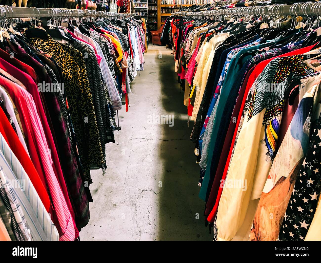 Colgadores de ropa usada de segunda Fotografía de stock - Alamy
