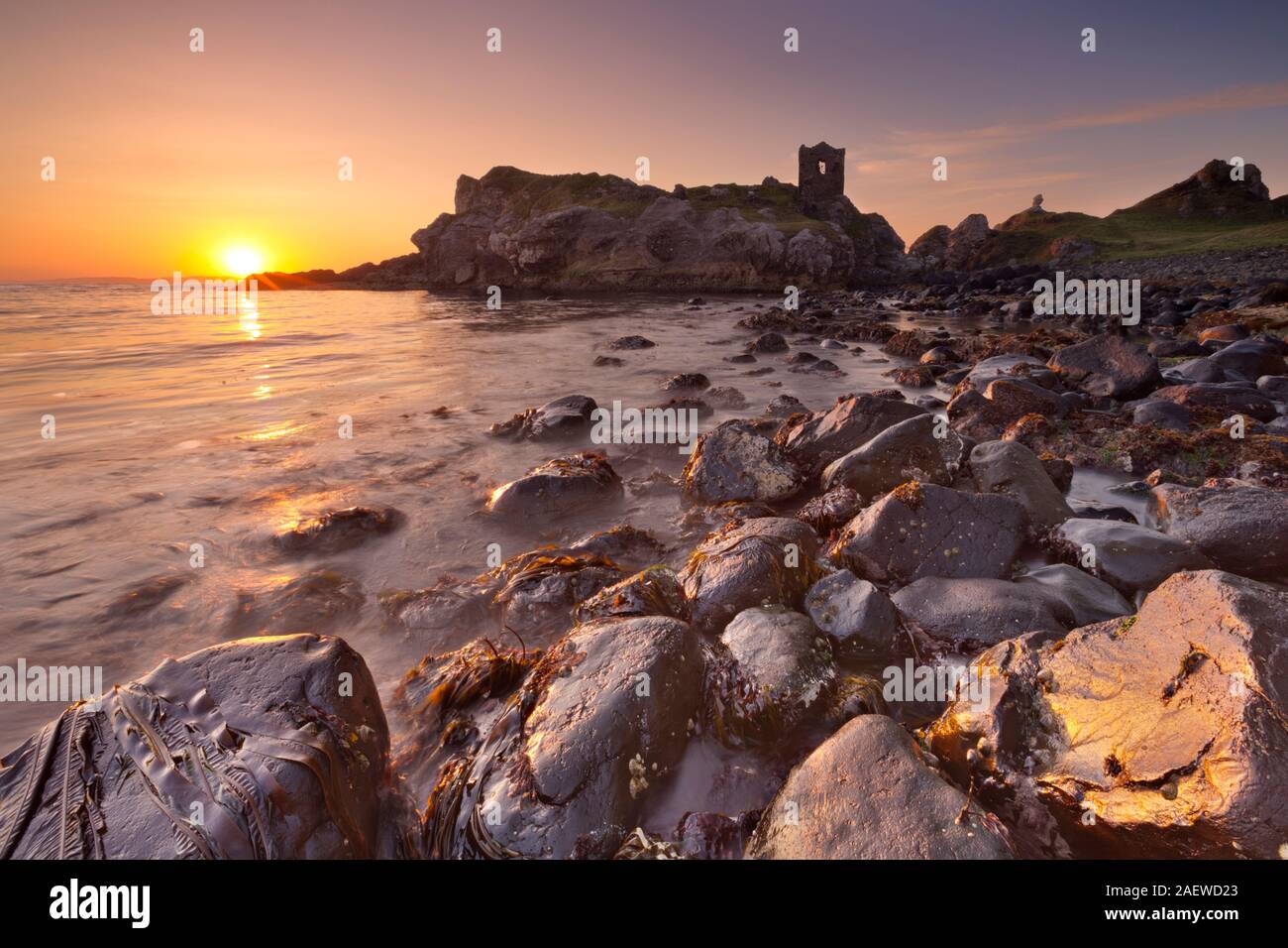 Amanecer en Kinbane cabeza con las ruinas del castillo Kinbane en la Costa Causeway en Irlanda del Norte. Foto de stock