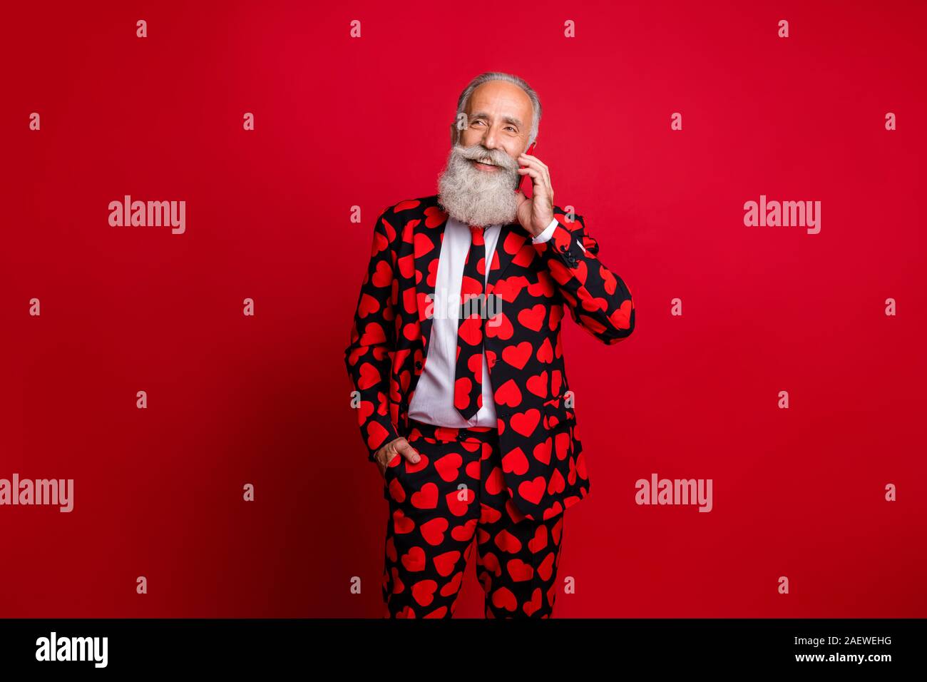 Foto de funny emocionado mature guy celebración teléfono hablando novia  invitando a 14 de febrero de fecha romántica desgaste patrón corazones  traje chaqueta camiseta tie Fotografía de stock - Alamy