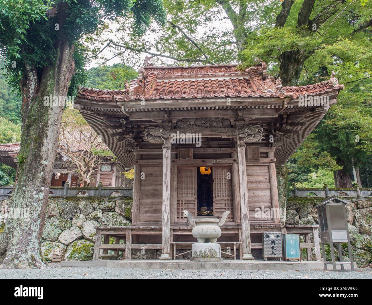 Salón de adoración, Meisekiji, templo 43 de 88 Templo peregrinación, Ehime, Shikoku, Japón Foto de stock