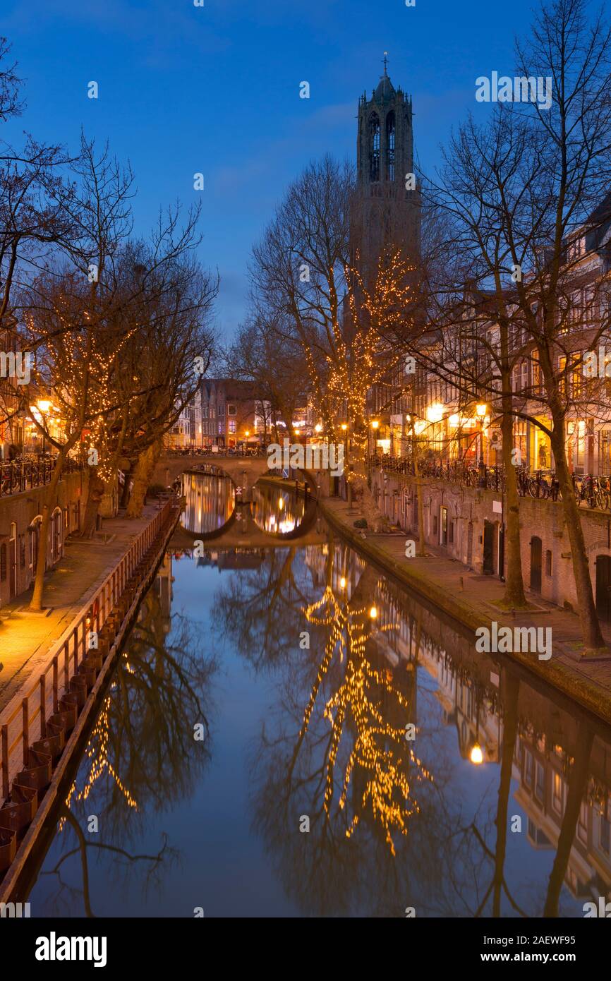 El canal Oudegracht y la iglesia Dom de Utrecht en los Países Bajos durante la noche. Foto de stock