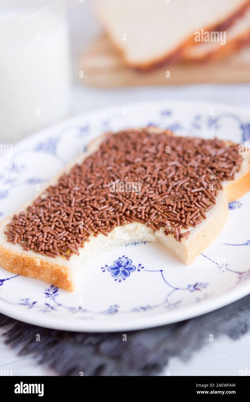 Un bocadillo con chocolate picado o una "boterham reunió hagelslag', comida tradicional holandesa. Foto de stock