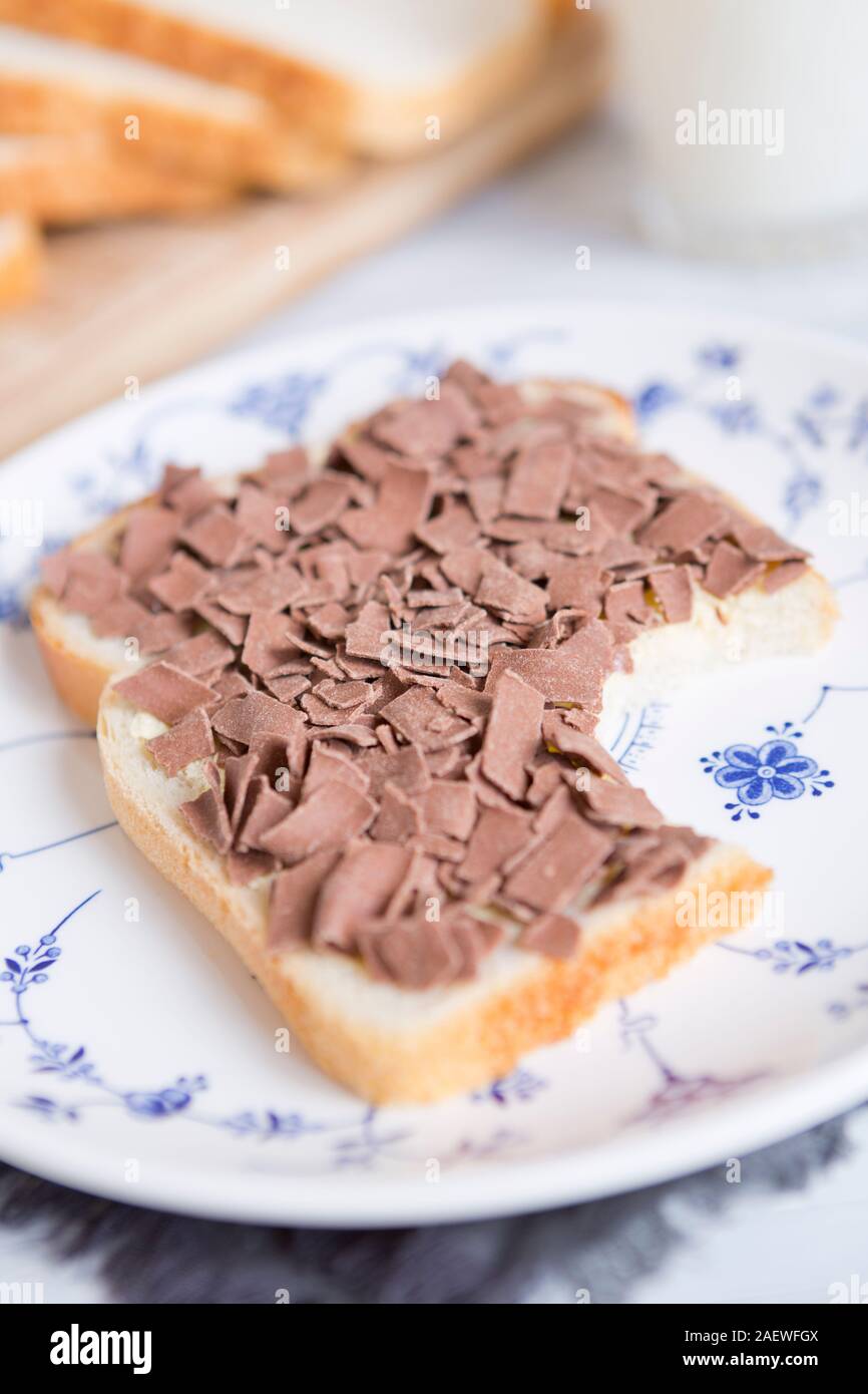 Un bocadillo con chocolate picado o 'vlokken', comida tradicional holandesa. Foto de stock