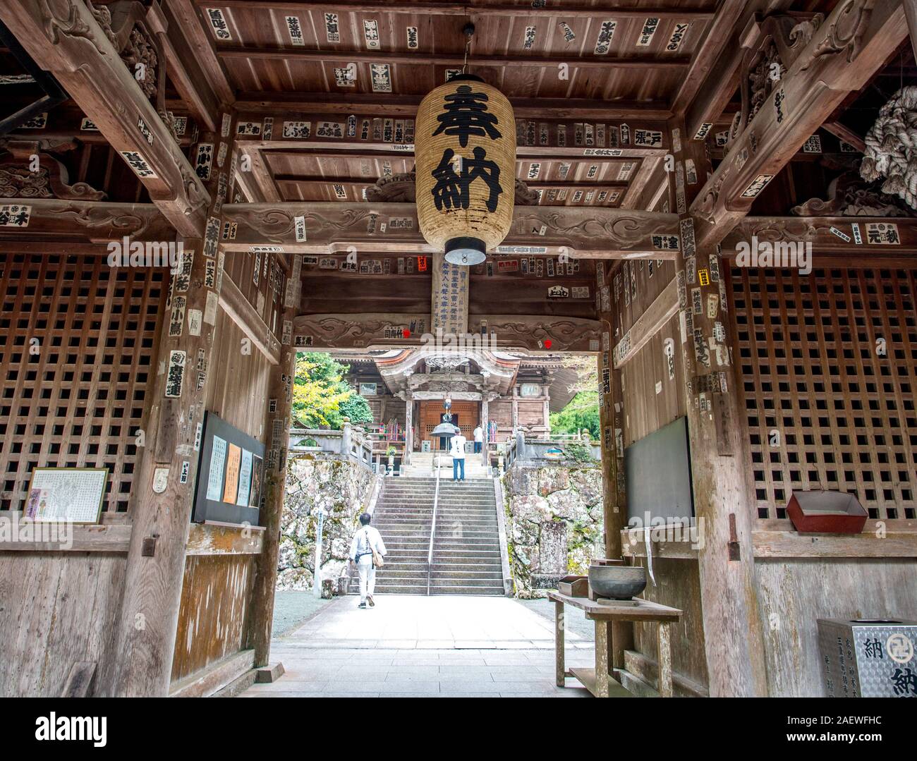 Gateway con linterna chochin, escalera al hall principal hondo, peregrinos, templo Meisekiji henro 43, 88 Temple peregrinación de Shikoku, Ehime, Shikoku, Japón Foto de stock