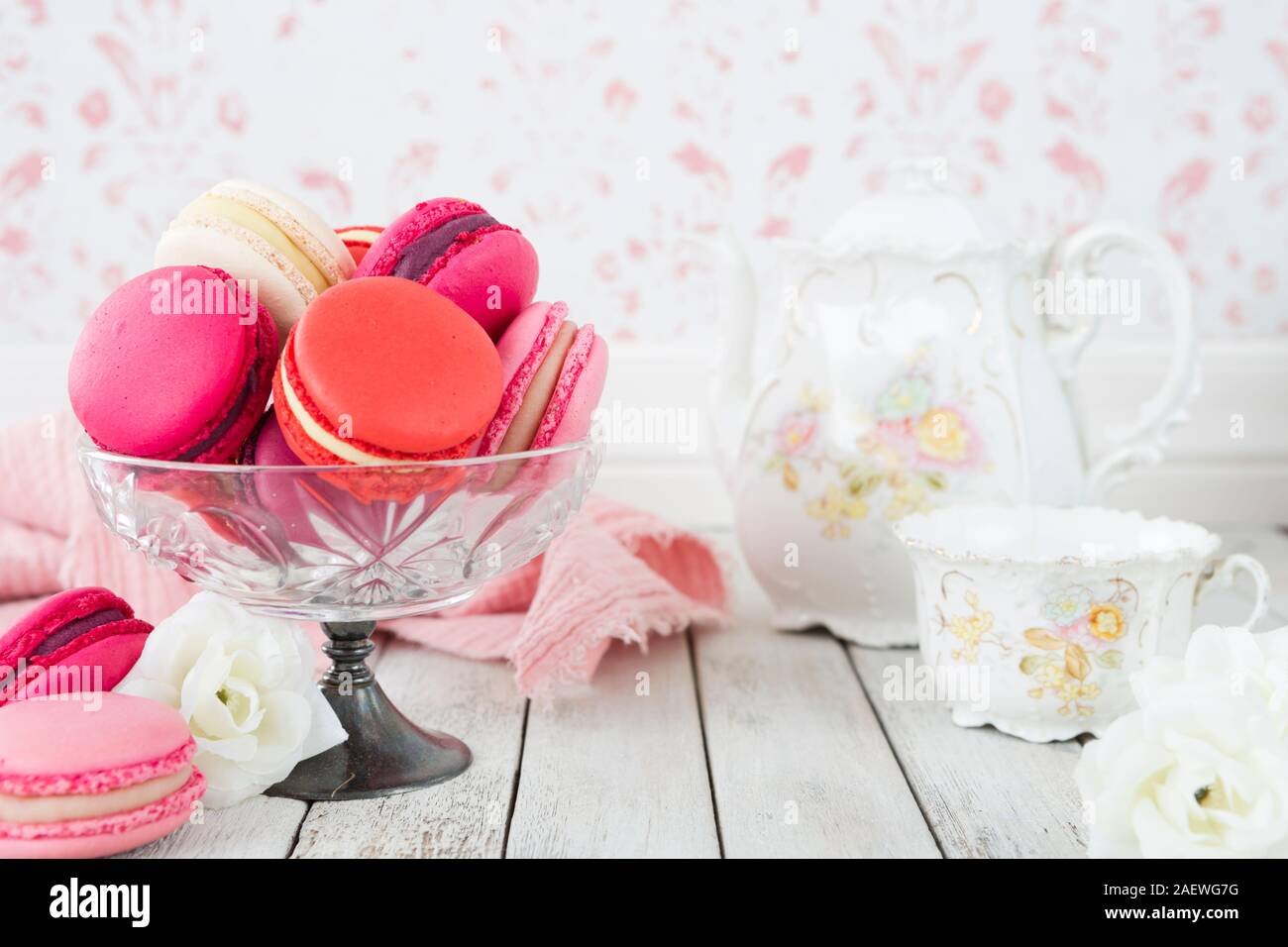 Una colección de pink macarons. Foto de stock