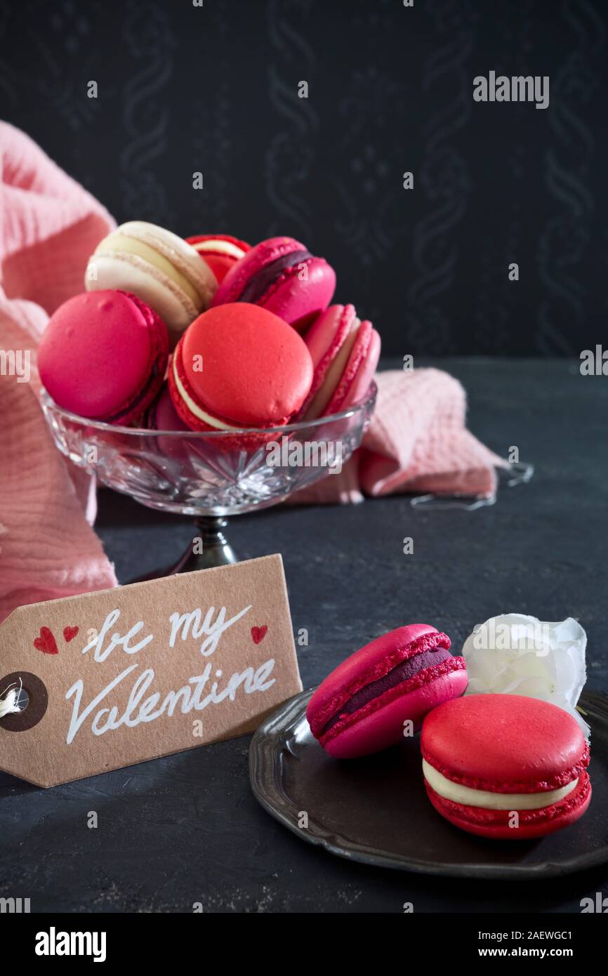 Una colección de pink macarons para el Día de San Valentín. Foto de stock