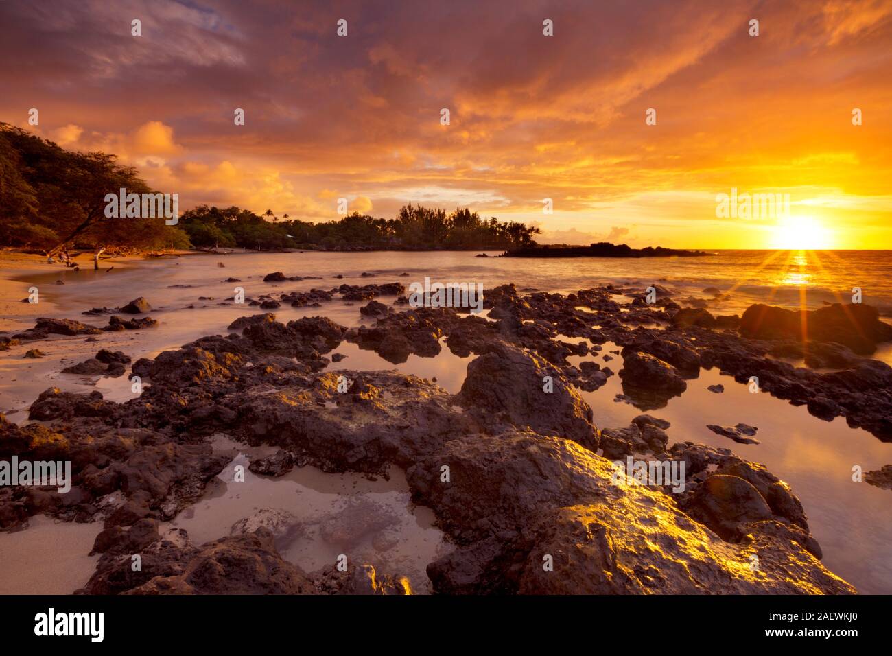 Espectacular puesta de sol en la playa o playa Waialea 69 en la costa Kohala de la Isla Grande de Hawai, Estados Unidos. Foto de stock