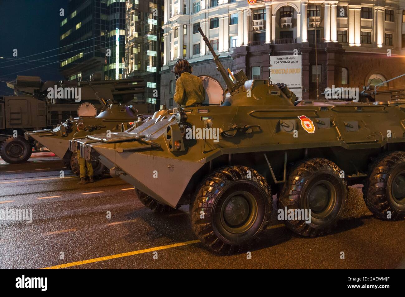 BTR-80 vehículos militares rusos, las calles de Moscú por la noche, desfile militar, Rusia Foto de stock
