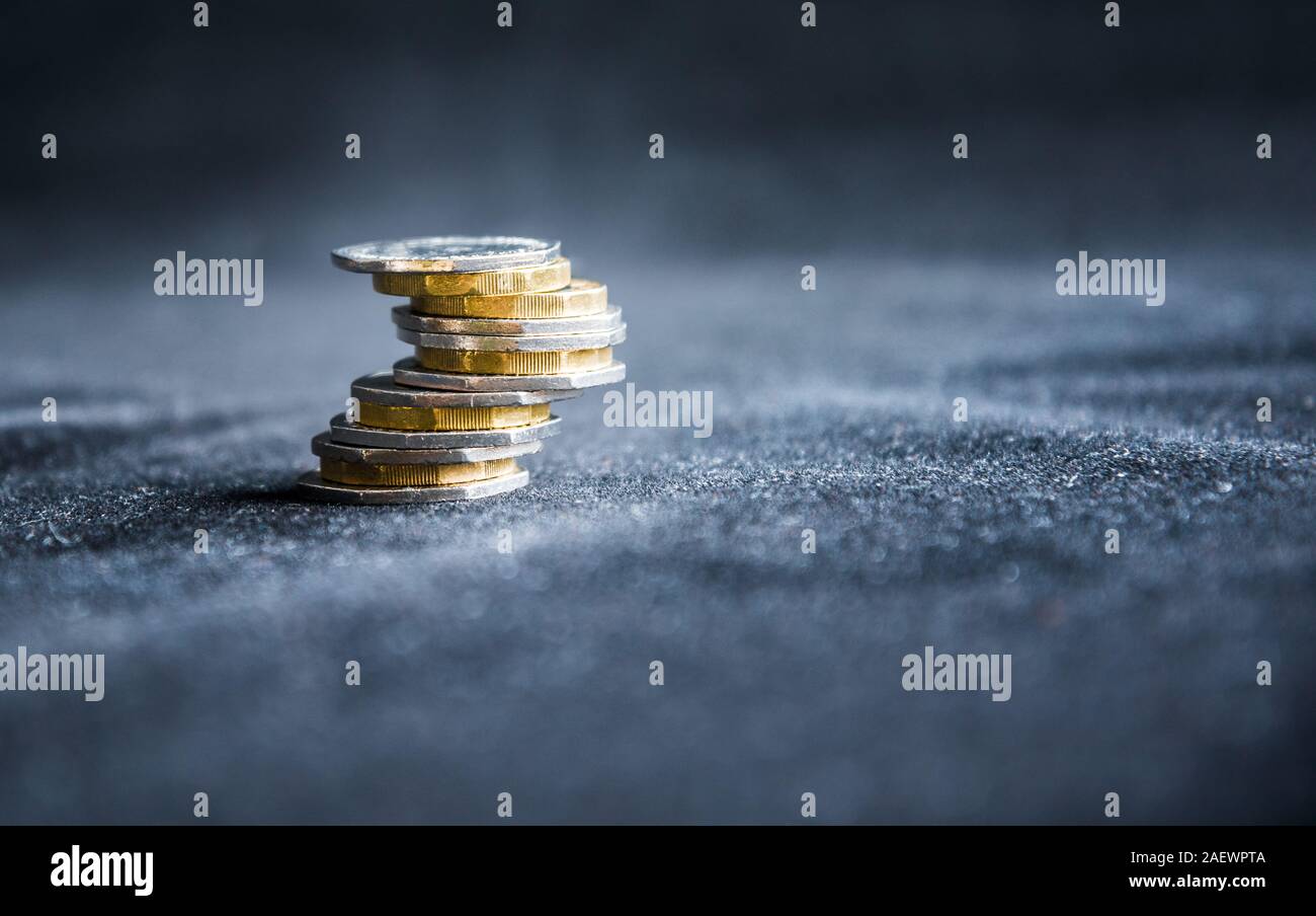 En Perth, Escocia - 5 de diciembre de 2019: Una libra monedas apiladas sobre un fondo oscuro - economía británica Foto de stock