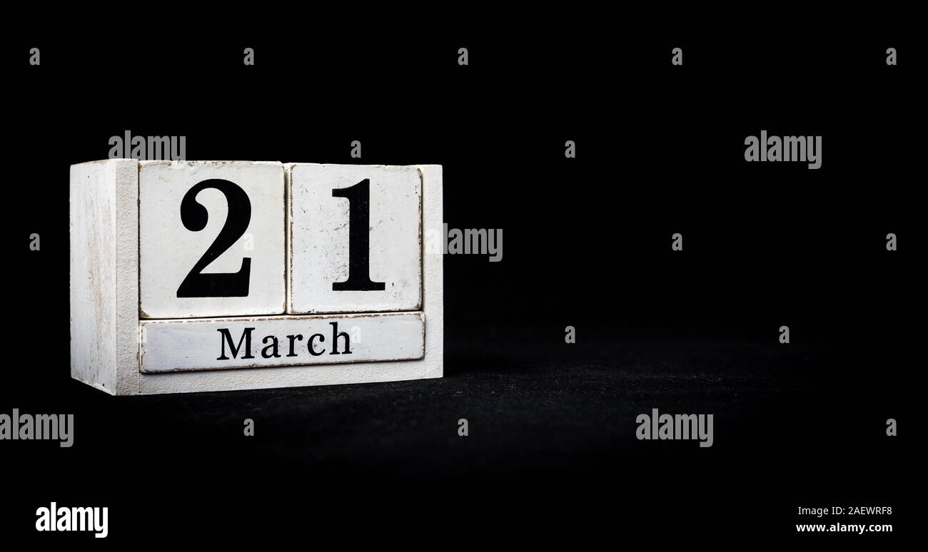 21 de marzo, 21 de marzo, el día 21 del mes de marzo - Blanco los tacos de  calendario en color negro con textura de fondo para el texto con espacio  vacío