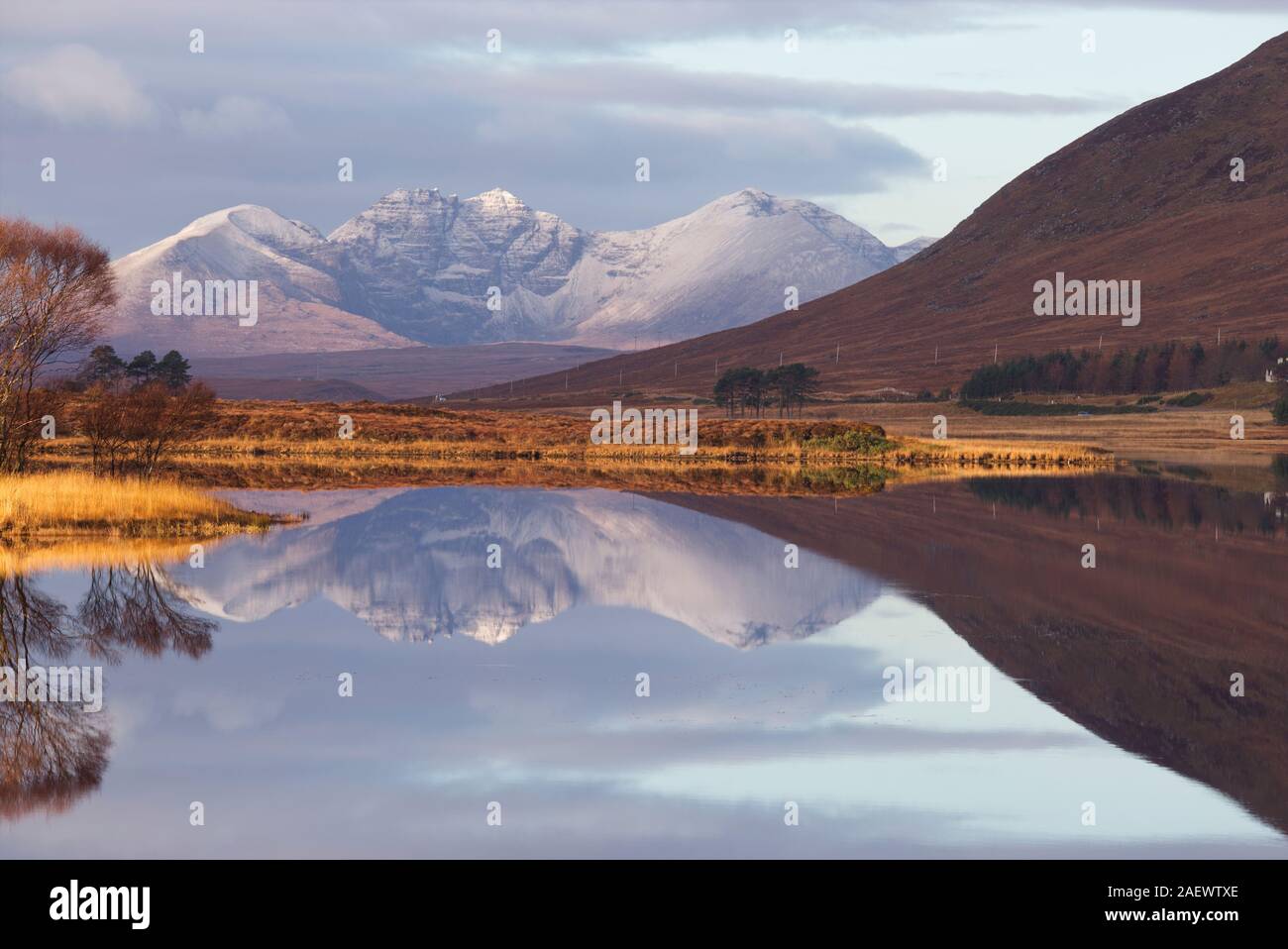 La nieve cubrió un Teallach reflejado en Loch Droma, Wester Ross Foto de stock