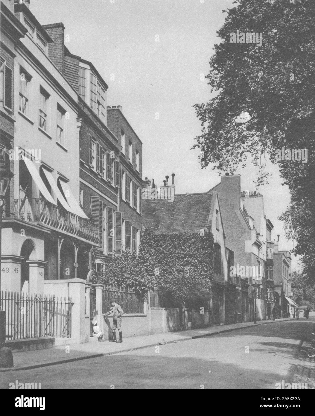 Londres. Cheyne Walk, un recatado camino mirando hacia el río rico en recuerdos 1926 Foto de stock