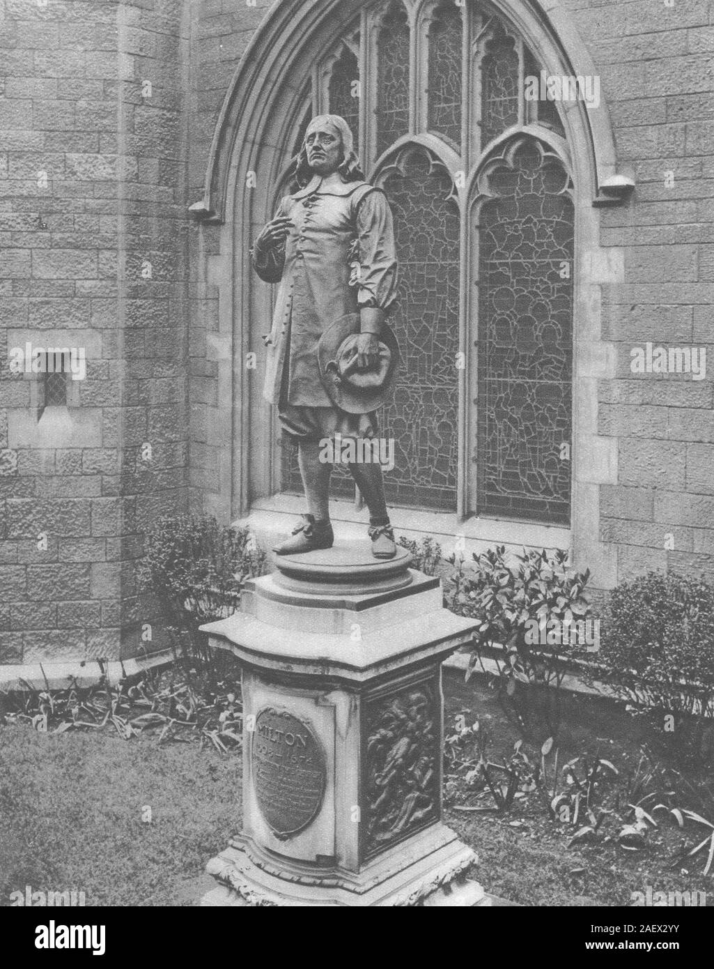 Londres. La estatua de Milton, St Giles Cripplegate 1926 Old vintage imprimir imagen Foto de stock