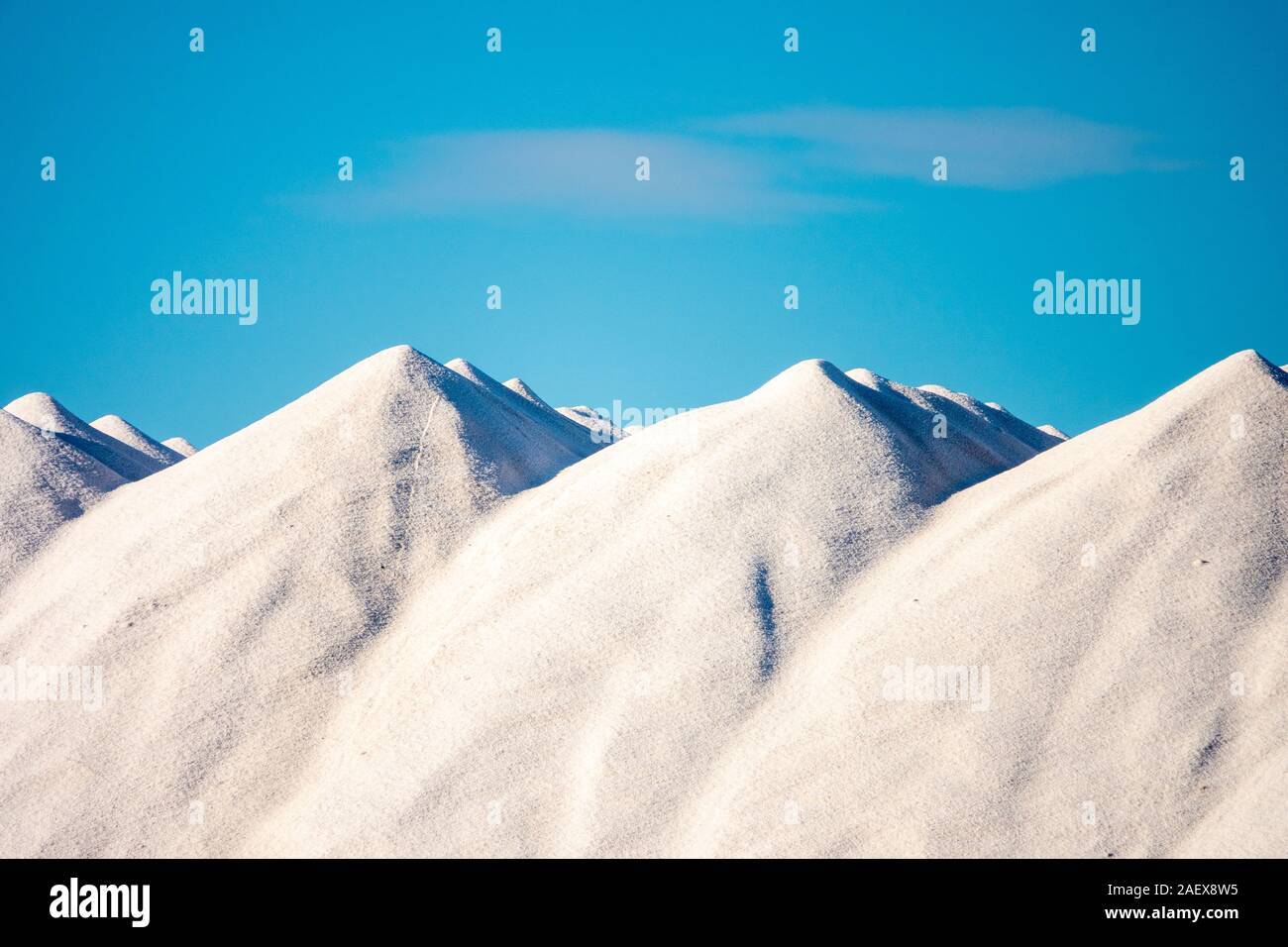 Los montículos de sal de mar al lado de las salinas Bras del Port en Santa Pola, España. Foto de stock