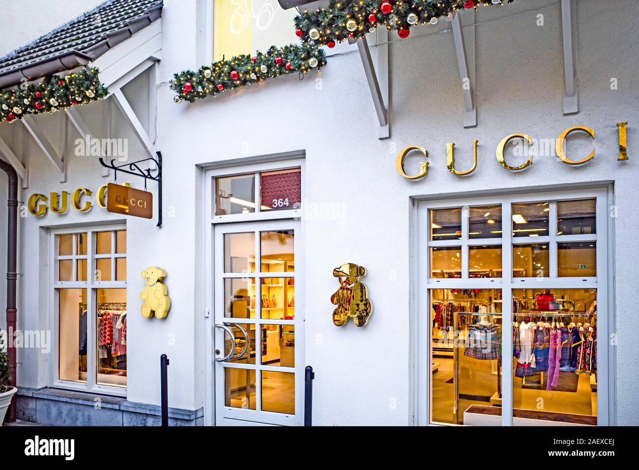 Gucci outlet fotografías e imágenes de alta resolución - Alamy