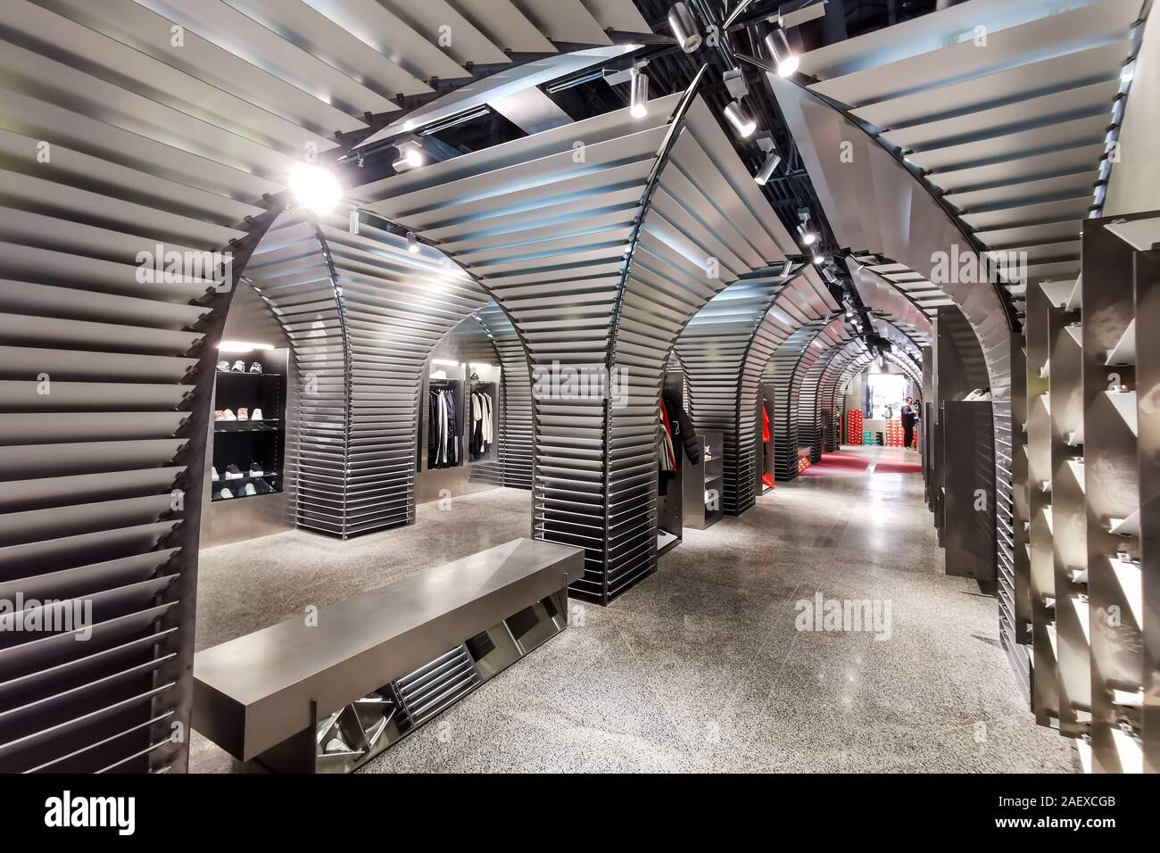 Vista interior de una tienda de ropa deportiva futurista nodized decorado  con materiales de aluminio, metal, tejido de fibra de carbono y en un suelo  de terrazo shi Fotografía de stock -