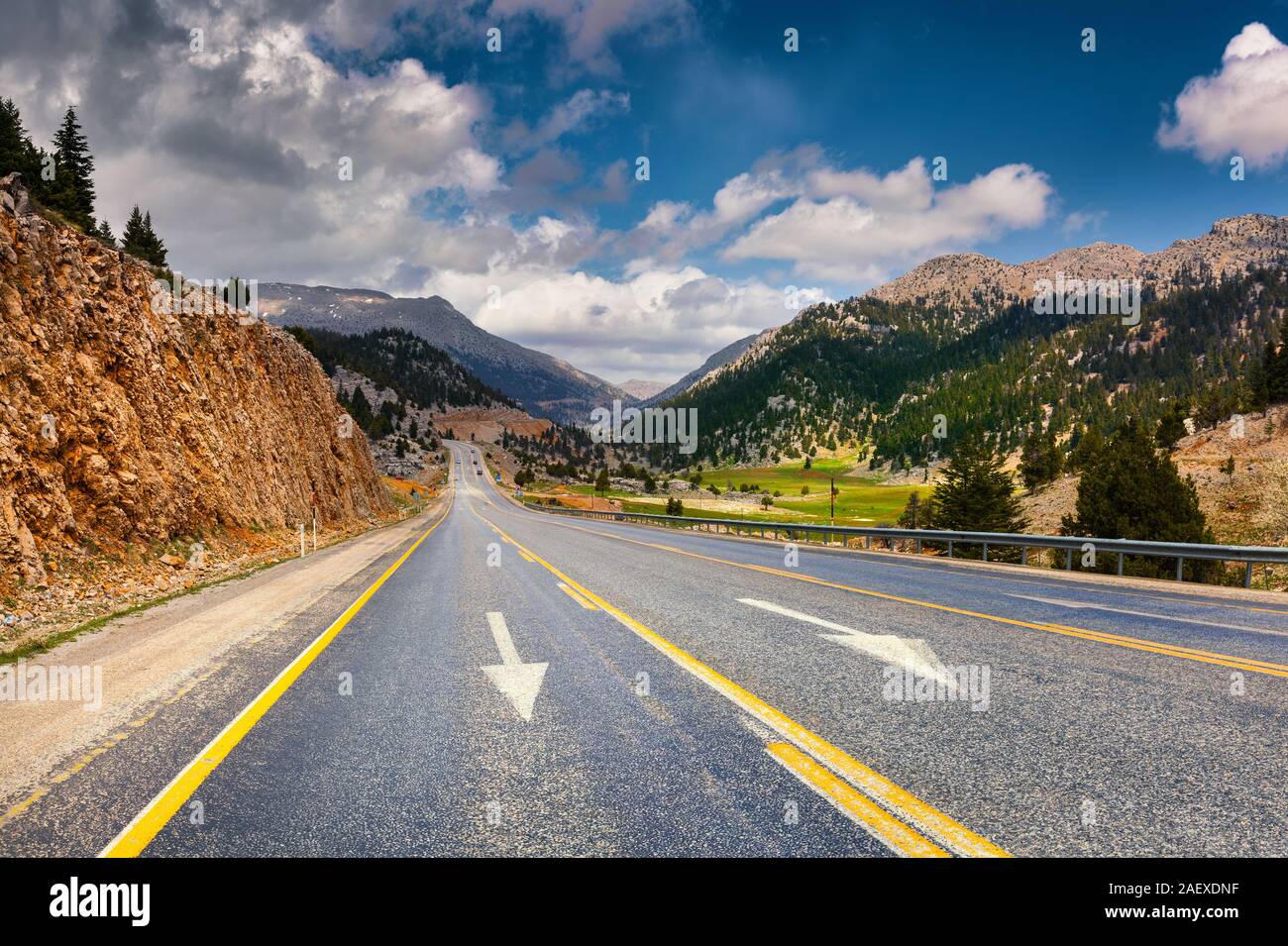 Vacíe el asfalto con el espectacular cielo nublado. Hermosos paisajes al aire libre en Turquía, Asia. Imagen de fondo el concepto de viaje. Foto de stock